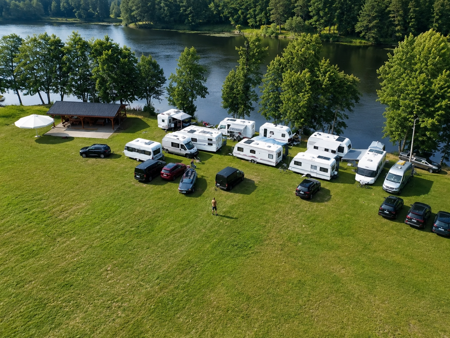 Kampery na łące Camp Tleń